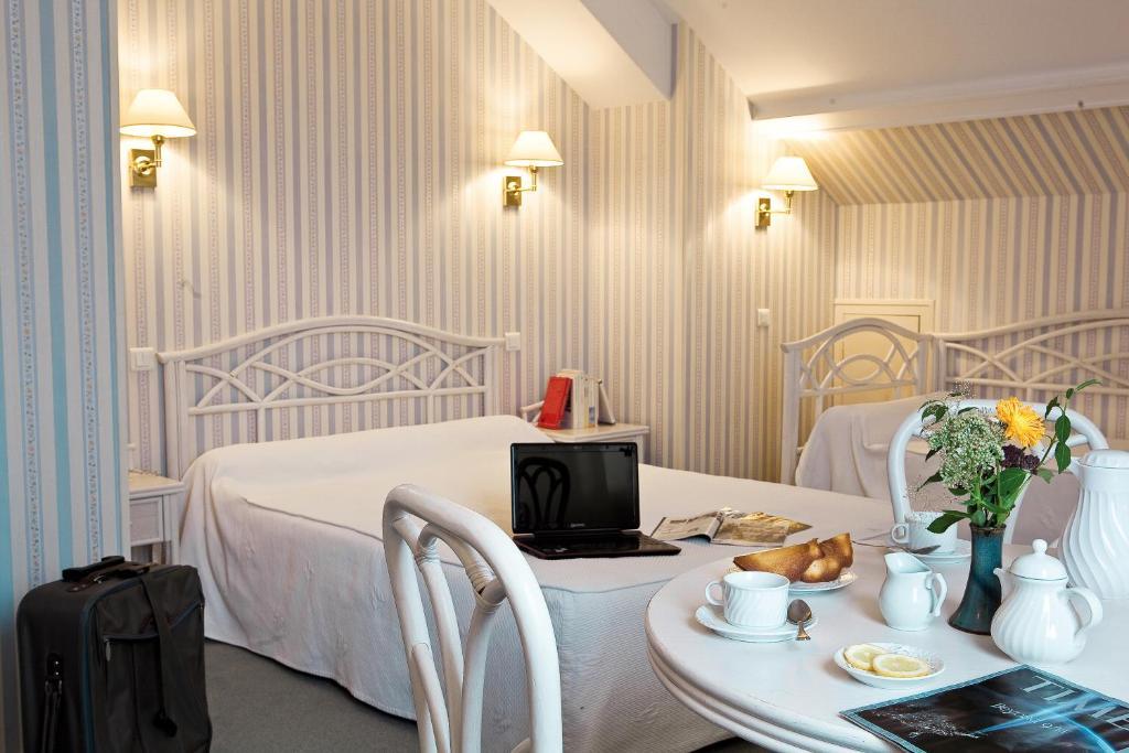 Logis Hotel Du Pont Neuf Le Veurdre Pokoj fotografie