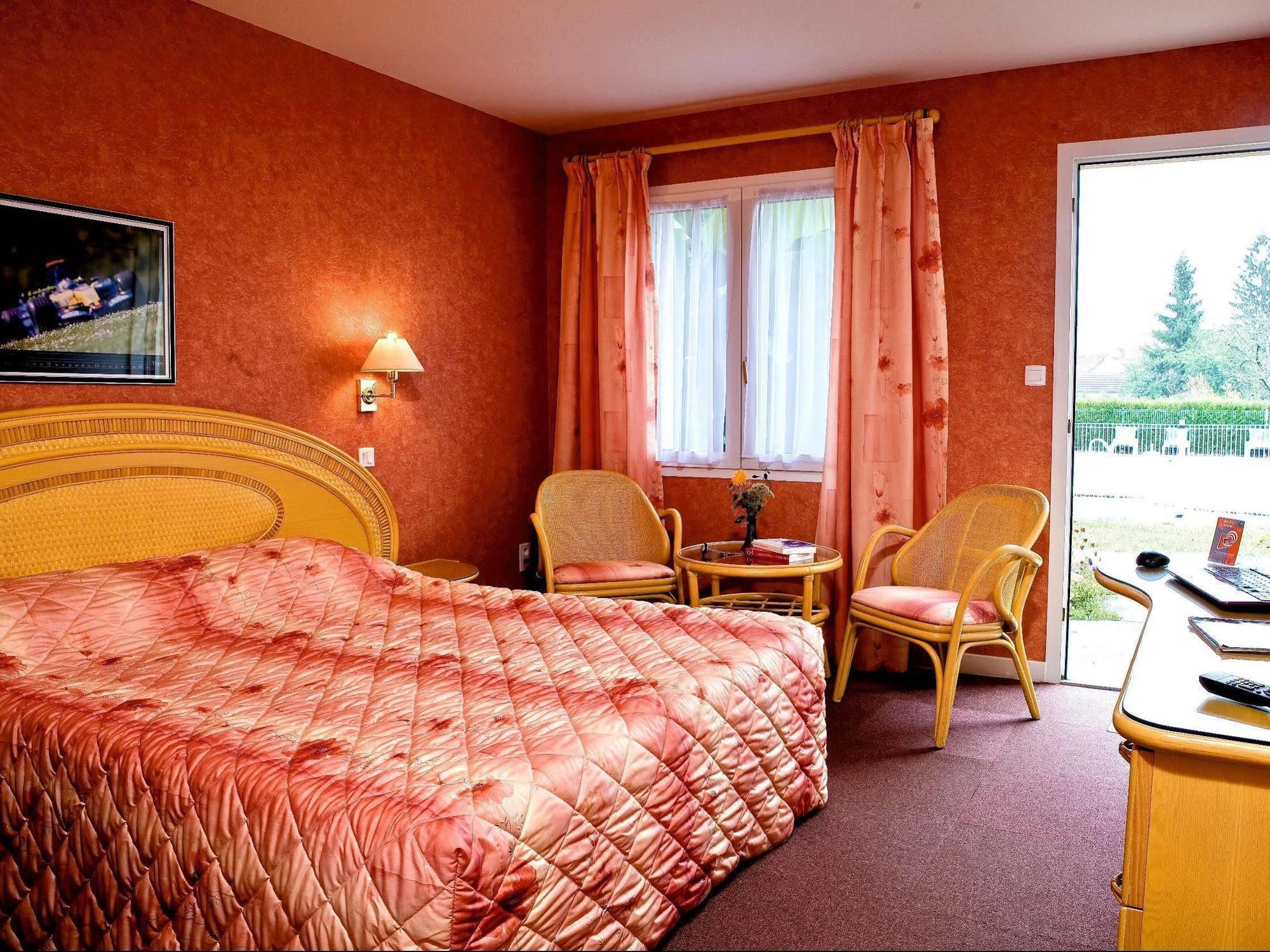 Logis Hotel Du Pont Neuf Le Veurdre Exteriér fotografie