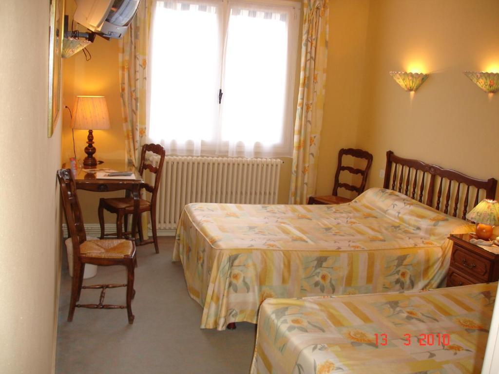 Logis Hotel Du Pont Neuf Le Veurdre Pokoj fotografie